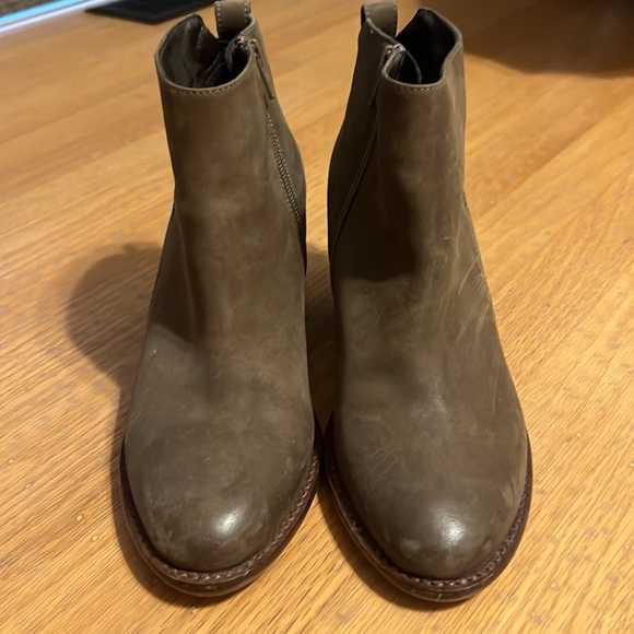 Blondo waterproof ankle booties. Olive green. Size 7.5 - Picture 2 of 4